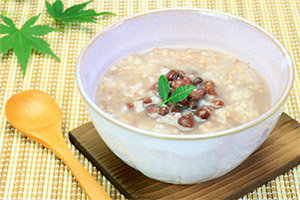小豆粥を食べる