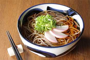 年越しそばを食べる時間はいつ? お昼ご飯を年越しそばにしようかな?と考えてしまいます。